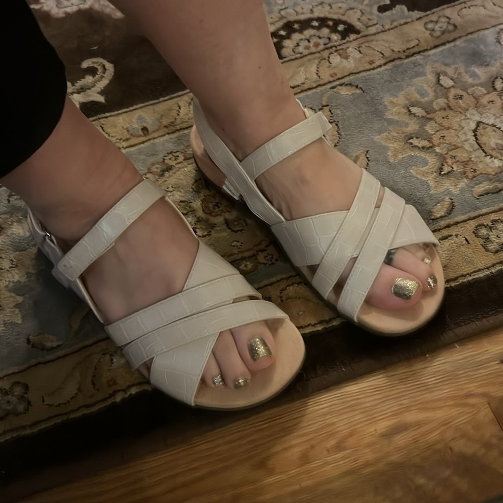 🐷 🆕 Vionic Mirabi Sandals 🐷